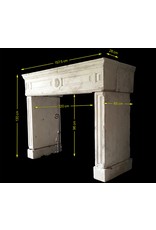 Maison Leon Van den Bogaert Klassische zeitlose französische Kaminumrandung aus Kalkstein