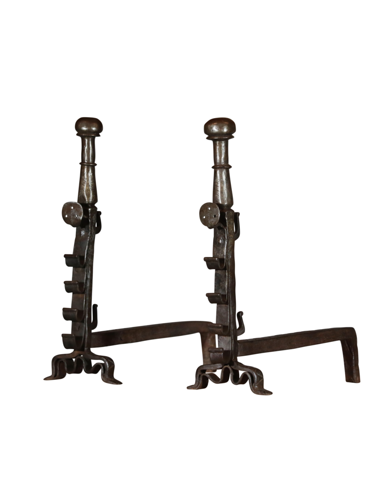 Maison Leon Van den Bogaert Paire de chenêts antiques de forteresses cathares en fer forgé