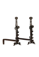 Maison Leon Van den Bogaert Paire de chenêts antiques de forteresses cathares en fer forgé