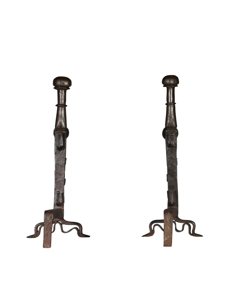 Maison Leon Van den Bogaert Paire de chenêts antiques de forteresses cathares en fer forgé