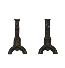 Objetos del período gótico francés para la decoración de chimeneas atemporales