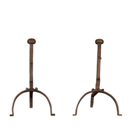 Par de accesorios rústicos simples para chimenea