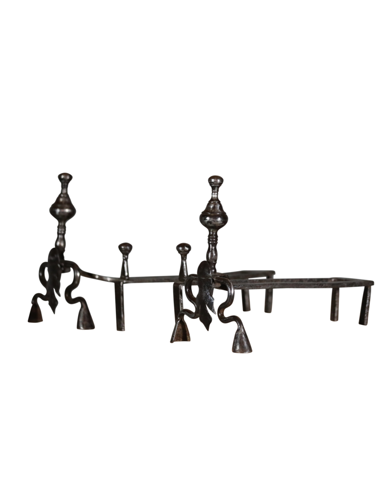 Hunter Andiron mit lieben Füßen