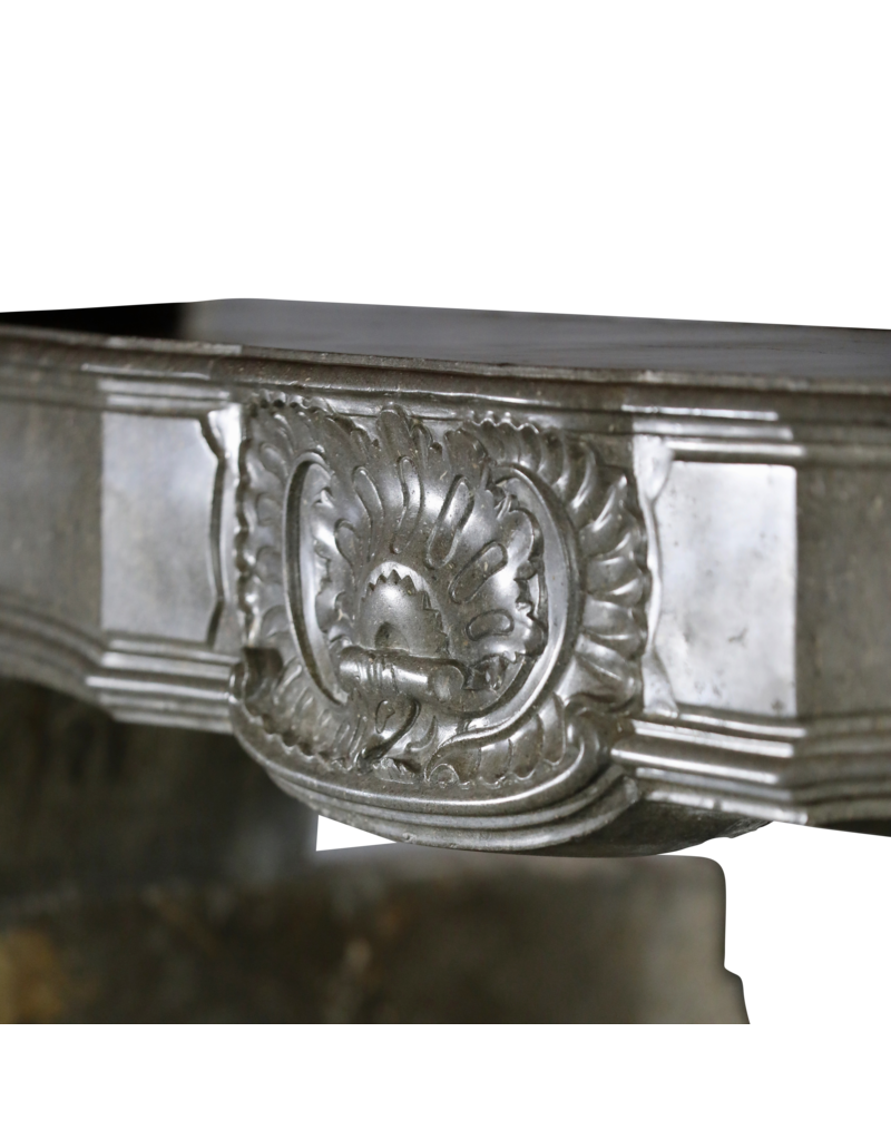 The Antique Fireplace Bank Französische Kaminumrandung aus grauem Stein