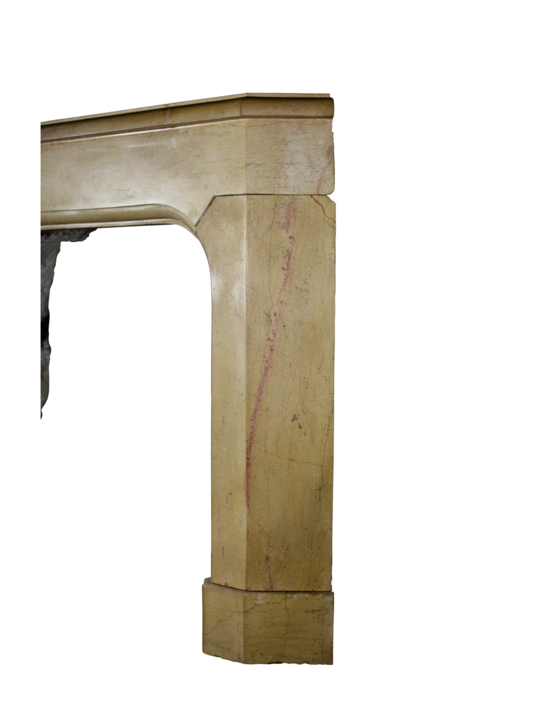 Maison Leon Van den Bogaert Eck- französische Kaminumrandung aus Stein aus der Art-déco-Zeit