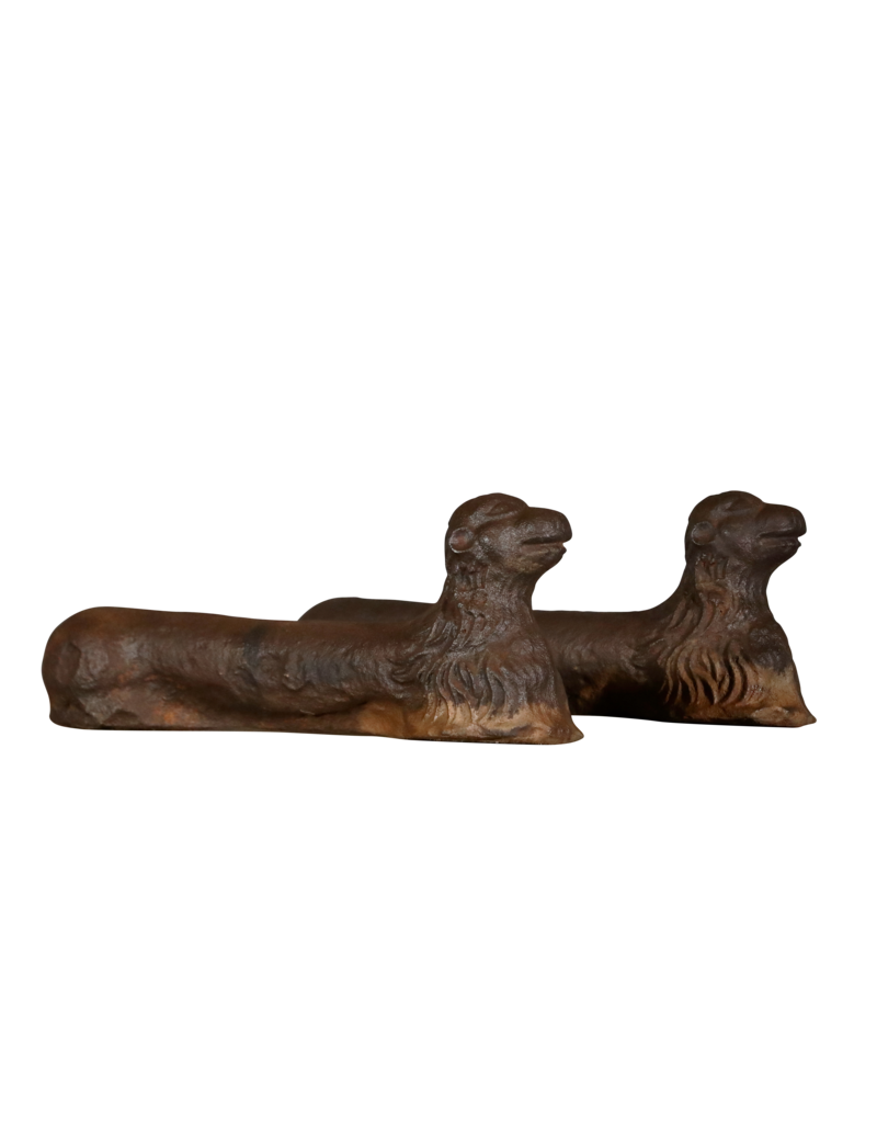 Maison Leon Van den Bogaert Paire de chenêts en fonte en forme de chiens couchés