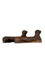 Maison Leon Van den Bogaert Paire de chenêts en fonte en forme de chiens couchés