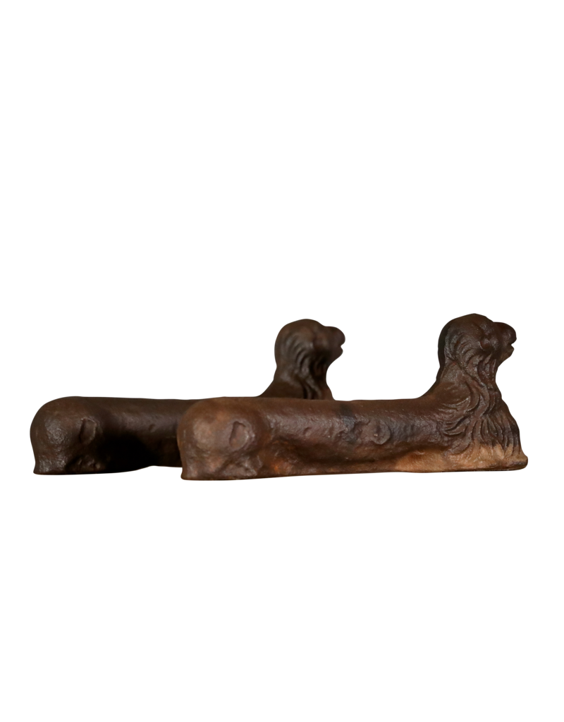 Maison Leon Van den Bogaert Paire de chenêts en fonte en forme de chiens couchés