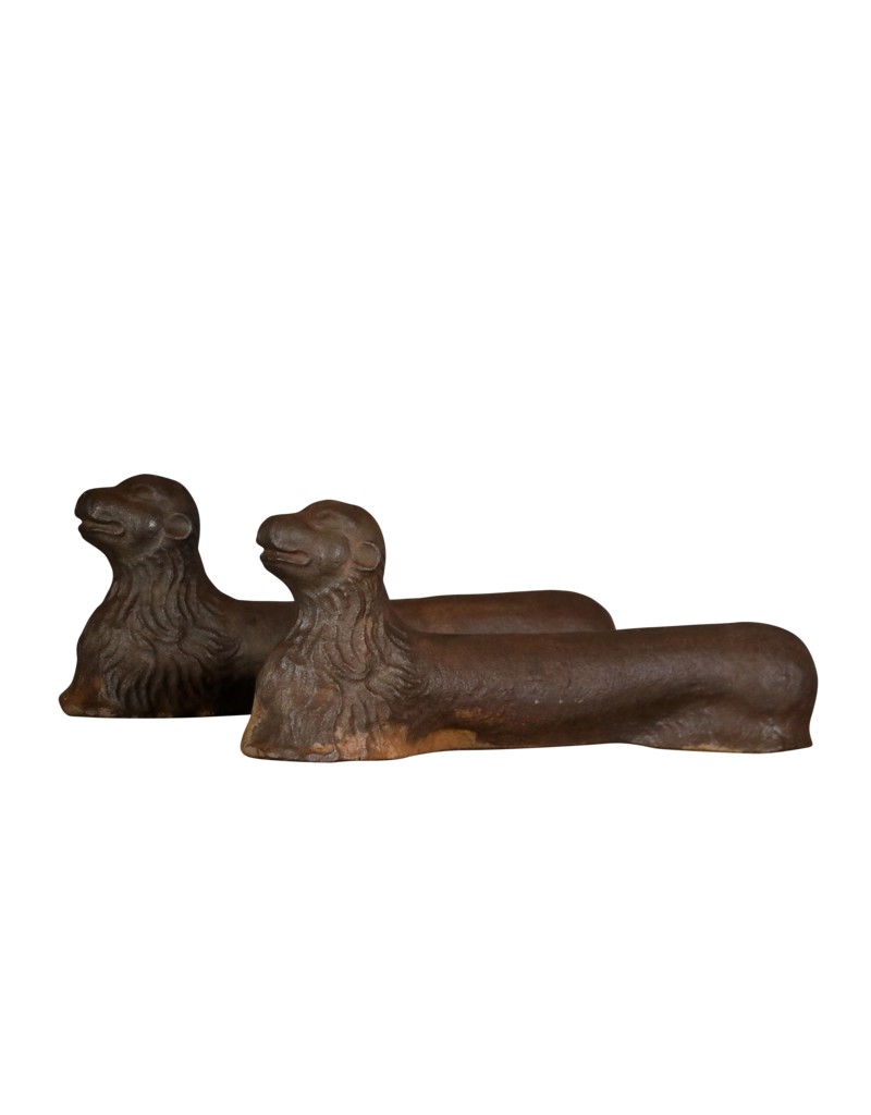 Maison Leon Van den Bogaert Paire de chenêts en fonte en forme de chiens couchés