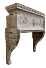 Maison Leon Van den Bogaert Italienische Kaminumrandung aus Kalkstein aus der Renaissance