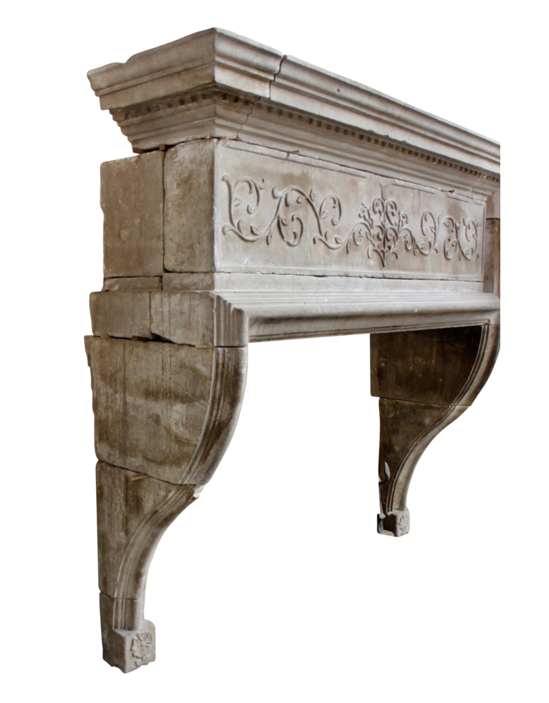 Maison Leon Van den Bogaert Italienische Kaminumrandung aus Kalkstein aus der Renaissance
