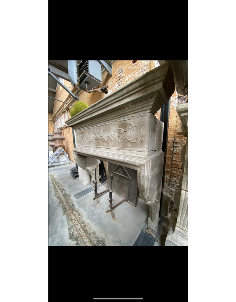 Maison Leon Van den Bogaert Italienische Kaminumrandung aus Kalkstein aus der Renaissance