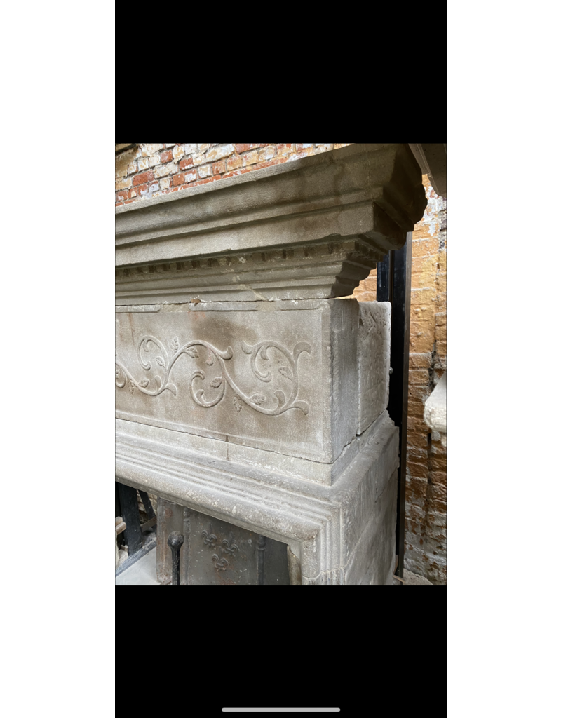 Maison Leon Van den Bogaert Italienische Kaminumrandung aus Kalkstein aus der Renaissance