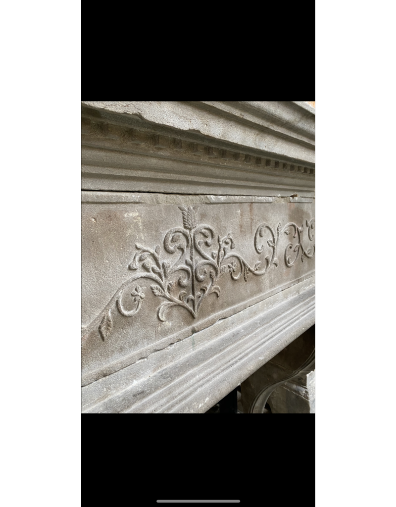 Maison Leon Van den Bogaert Italienische Kaminumrandung aus Kalkstein aus der Renaissance
