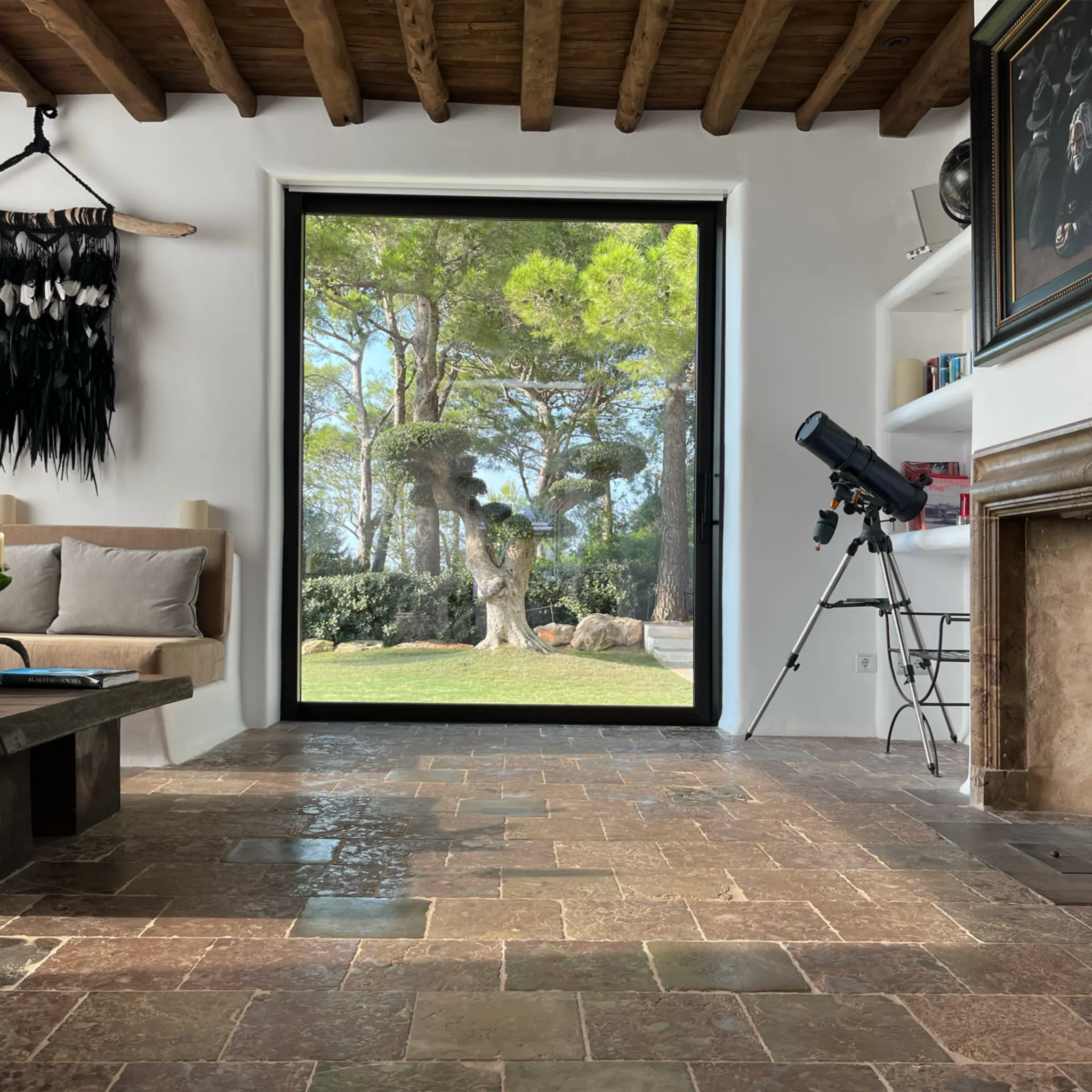 Antiker Bolection-Kamin und authentischer Bodenbelag für Blackstad Archi Ibiza