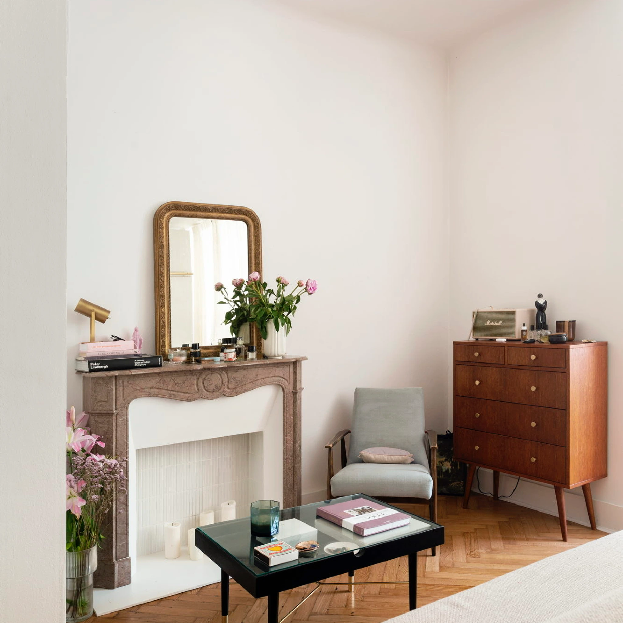 Pompadour_Fireplace_Mantels_Apartment_Warschau_Poland_Installation