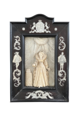 Maison Leon Van den Bogaert Panneau Antique En Ivoire Et Bois Regina Elizabeth D'angleterre
