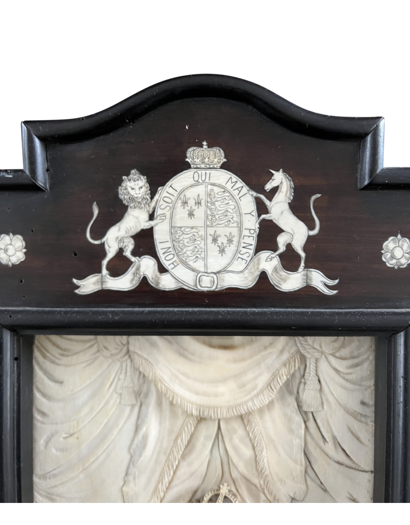 Maison Leon Van den Bogaert Regina Elizabeth von England Antikes Elfenbein- und Holzpaneel