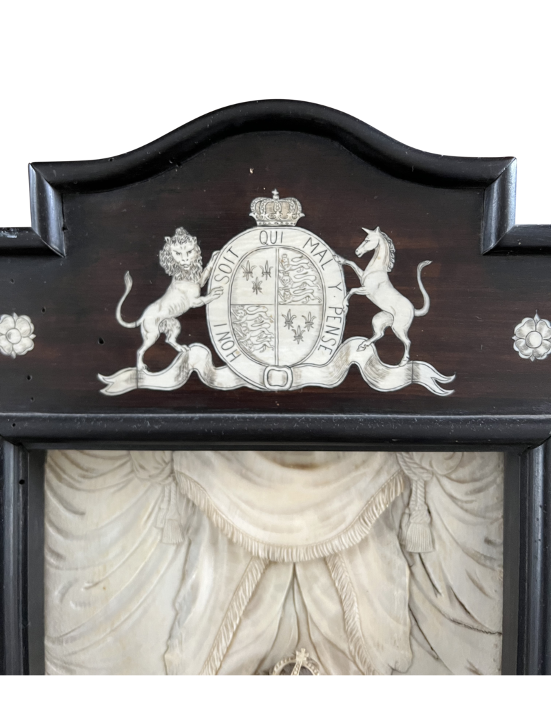 Regina Isabel De Inglaterra Panel Antiguo De Marfil Y Madera