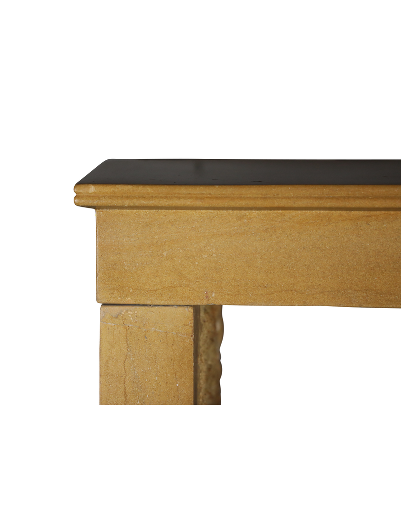 Maison Leon Van den Bogaert Minimalistische Kaminumrandung aus Stein