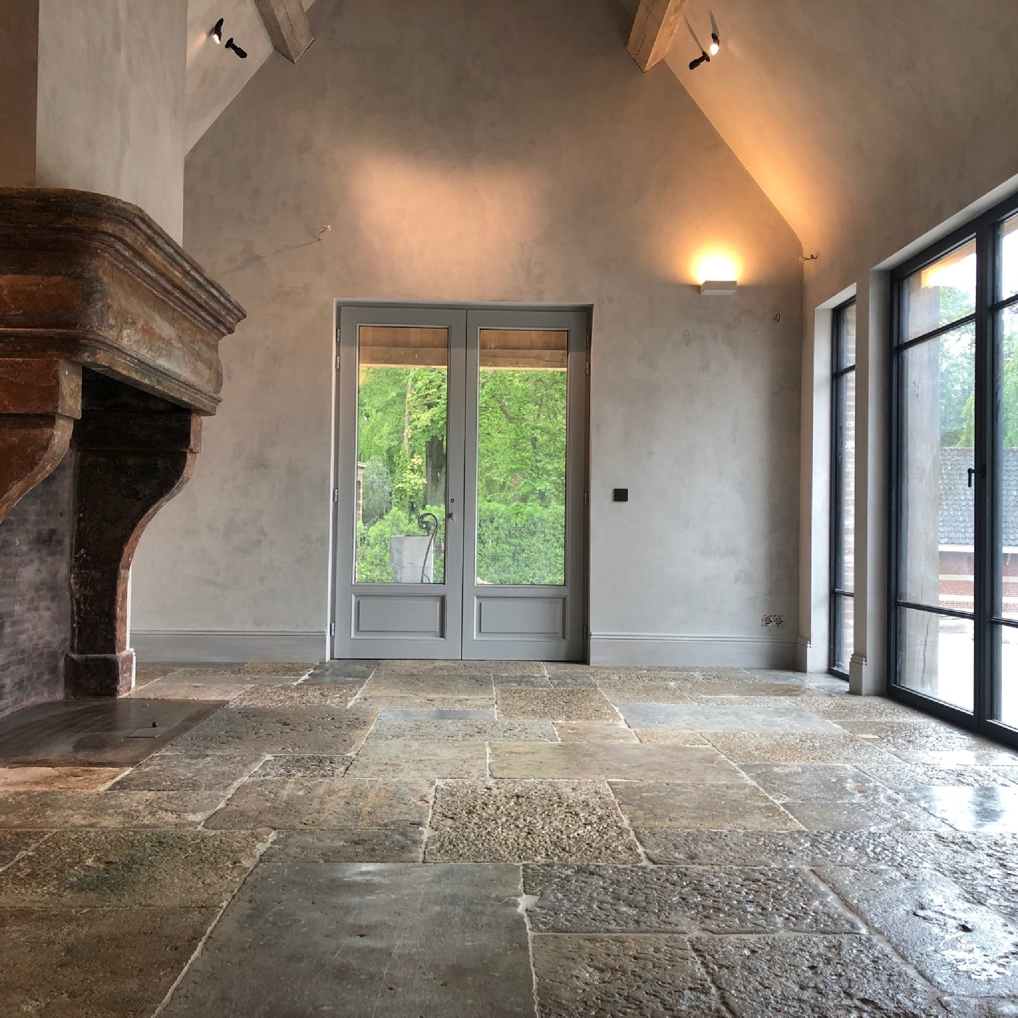 Intérieur rustique à la cheminée ancienne d'époque