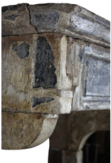 Maison Leon Van den Bogaert Aussagekräftige französische antike Kaminumrandung mit ungewöhnlicher Patina