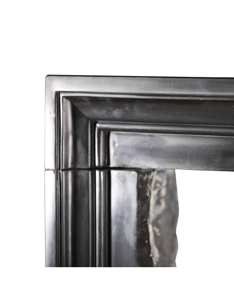 Maison Leon Van den Bogaert Schwarze Bolection-Kaminumrandung aus belgischem Marmor