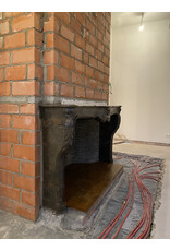 Maison Leon Van den Bogaert Französischer Statement-Kamin aus fossilem Stein
