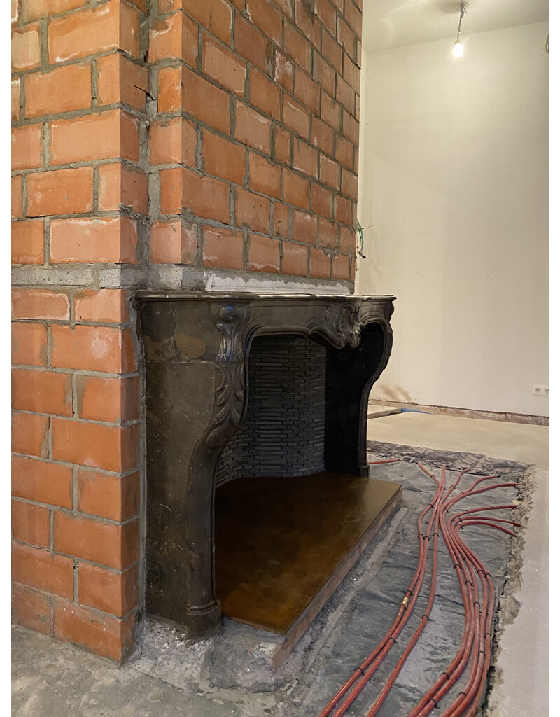 Maison Leon Van den Bogaert Französischer Statement-Kamin aus fossilem Stein