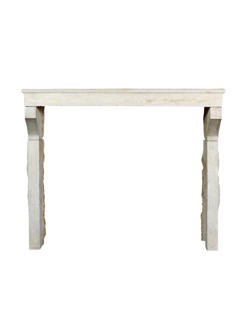 Maison Leon Van den Bogaert Elegante Kaminumrandung aus Stein im Landhausstil