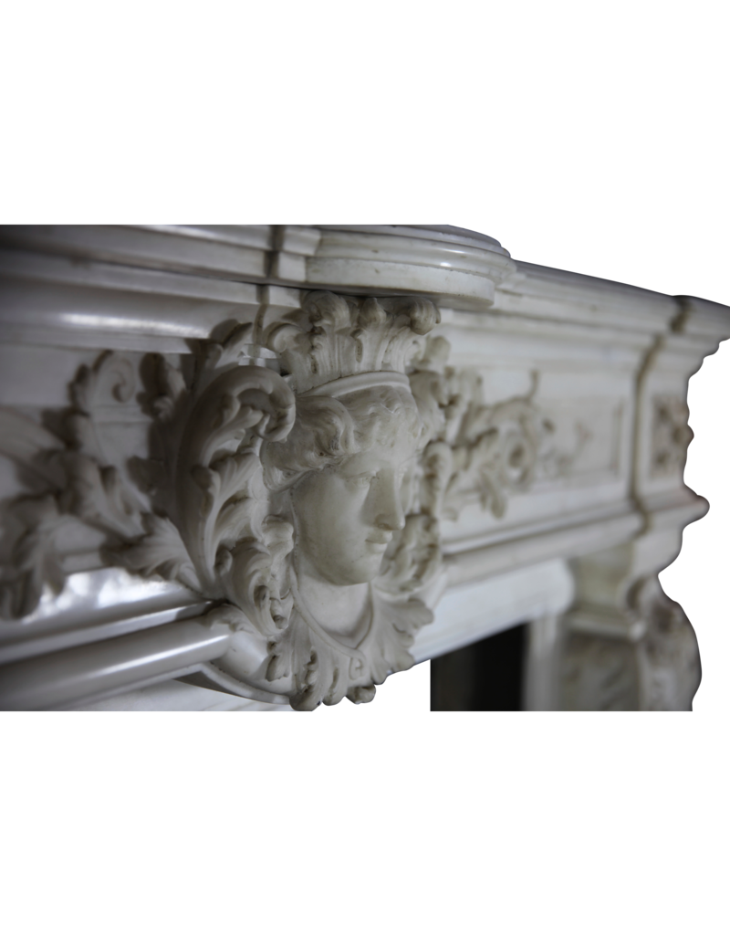 Maison Leon Van den Bogaert Monumentale antike Pariser Kaminumrandung aus weißem Statuario-Marmor