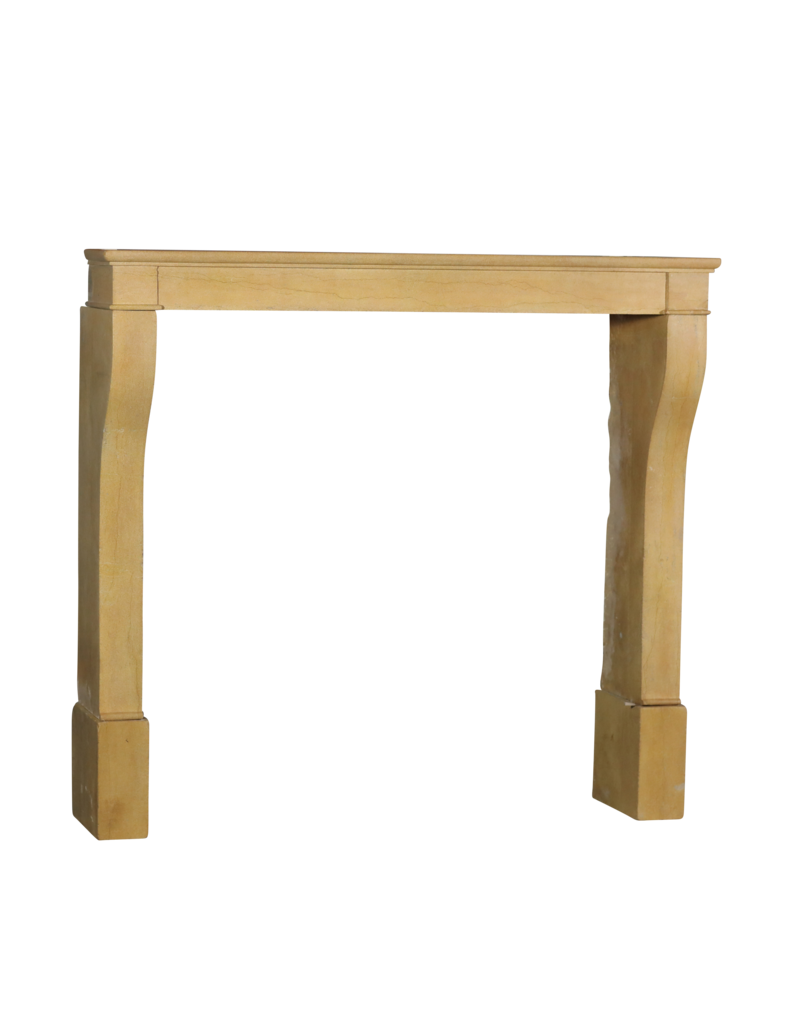 Maison Leon Van den Bogaert Elegante französische Kaminumrandung aus Kalkstein