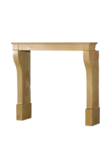 Maison Leon Van den Bogaert Elegante französische Kaminumrandung aus Kalkstein