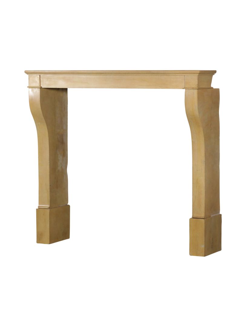 Maison Leon Van den Bogaert Elegante französische Kaminumrandung aus Kalkstein