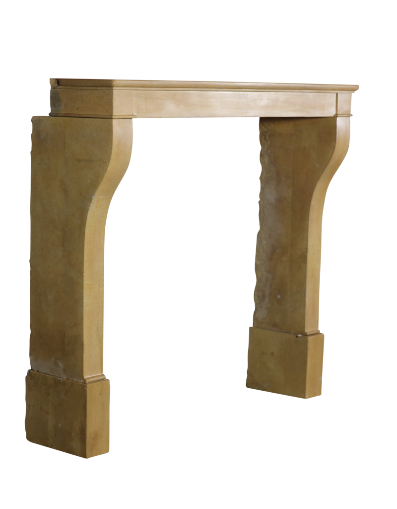 Maison Leon Van den Bogaert Elegante französische Kaminumrandung aus Kalkstein