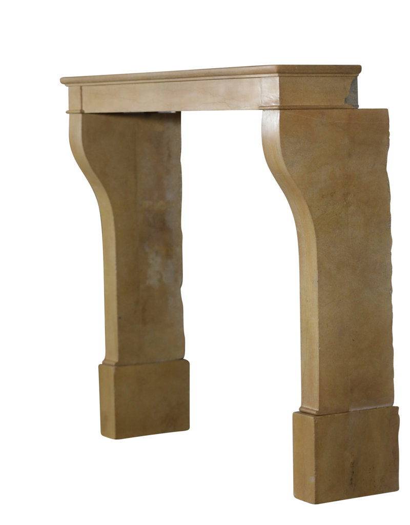 Maison Leon Van den Bogaert Elegante französische Kaminumrandung aus Kalkstein