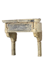 Maison Leon Van den Bogaert Aussagekräftige französische antike Kaminumrandung mit ungewöhnlicher Patina