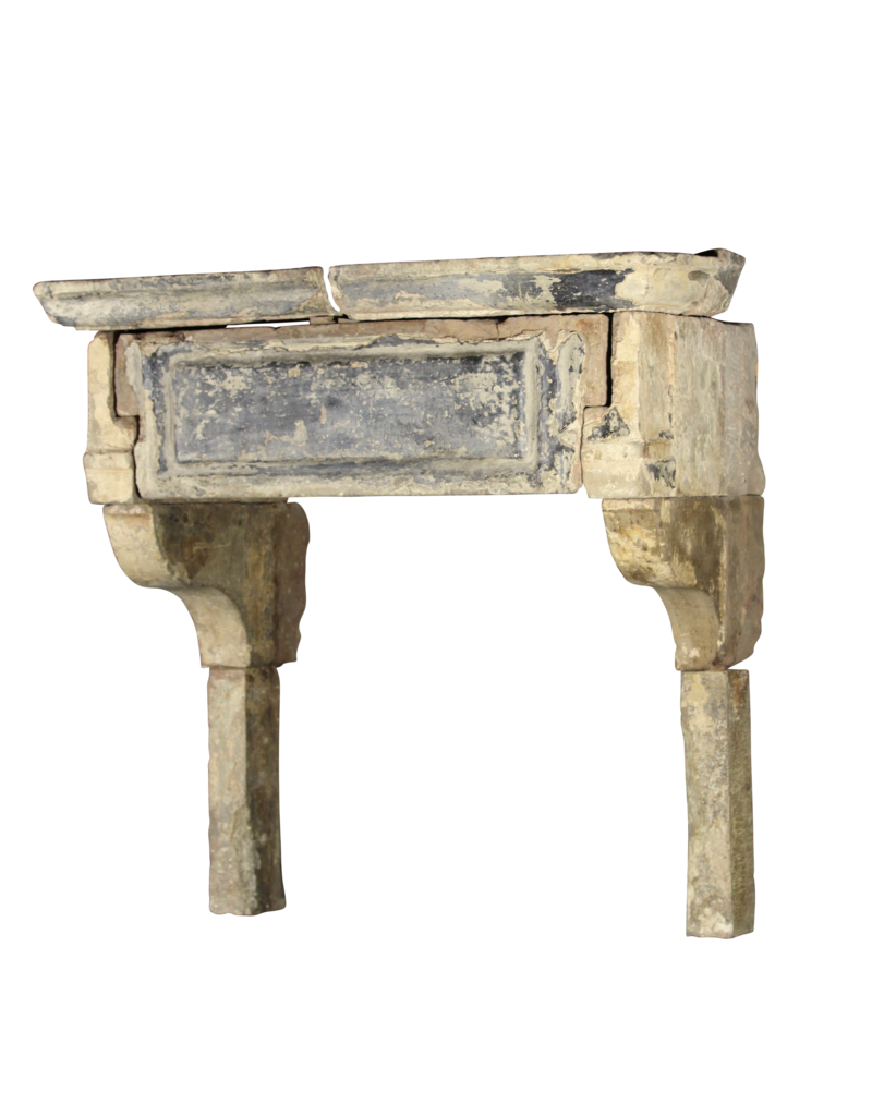 Maison Leon Van den Bogaert Aussagekräftige französische antike Kaminumrandung mit ungewöhnlicher Patina