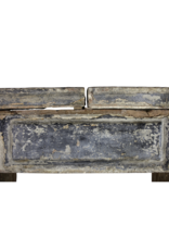 Maison Leon Van den Bogaert Aussagekräftige französische antike Kaminumrandung mit ungewöhnlicher Patina
