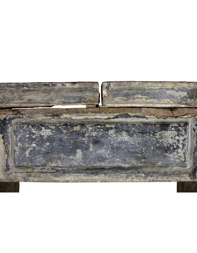Maison Leon Van den Bogaert Aussagekräftige französische antike Kaminumrandung mit ungewöhnlicher Patina