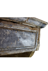 Maison Leon Van den Bogaert Aussagekräftige französische antike Kaminumrandung mit ungewöhnlicher Patina