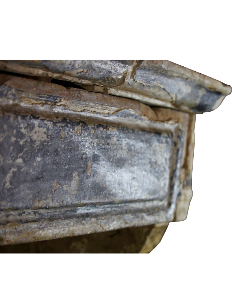 Maison Leon Van den Bogaert Aussagekräftige französische antike Kaminumrandung mit ungewöhnlicher Patina