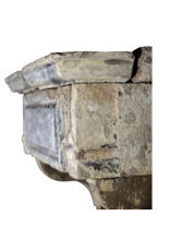 Maison Leon Van den Bogaert Aussagekräftige französische antike Kaminumrandung mit ungewöhnlicher Patina