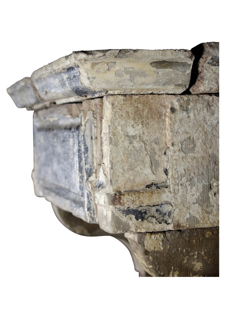 Maison Leon Van den Bogaert Aussagekräftige französische antike Kaminumrandung mit ungewöhnlicher Patina