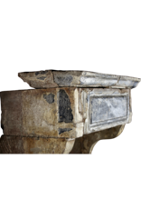 Maison Leon Van den Bogaert Aussagekräftige französische antike Kaminumrandung mit ungewöhnlicher Patina