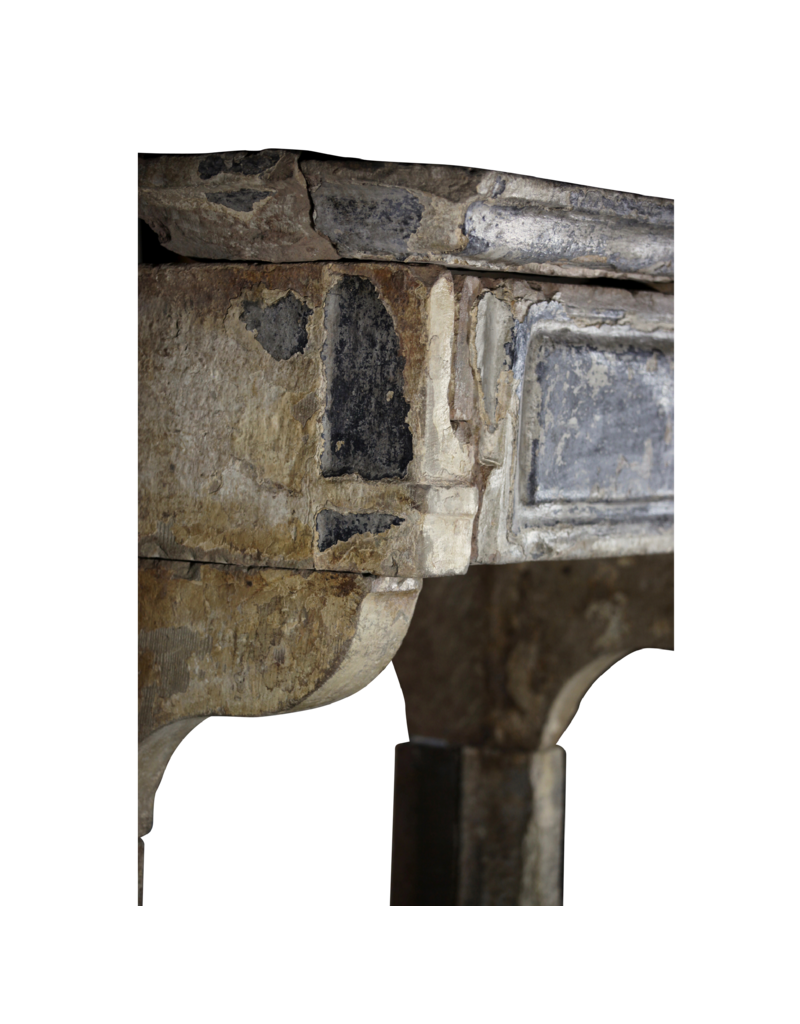 Maison Leon Van den Bogaert Aussagekräftige französische antike Kaminumrandung mit ungewöhnlicher Patina