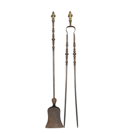 Maison Leon Van den Bogaert Französisches Kaminbesteck-Set aus Eisen mit Fleur-de-Lys-Details aus Messing
