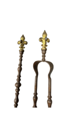 Maison Leon Van den Bogaert Französisches Kaminbesteck-set aus eisen mit fleur-de-lys-Details aus messing