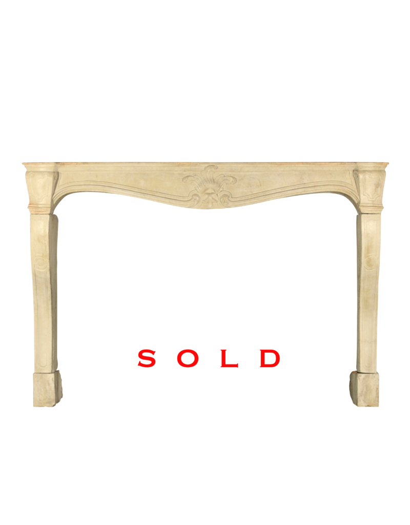 Maison Leon Van den Bogaert Elegante französische Vintage-Kaminumrandung aus Kalkstein im Landhausstil
