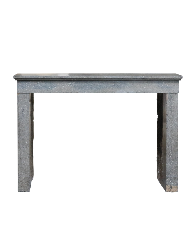 Maison Leon Van den Bogaert Zeitlos elegante antike Kaminumrandung aus blauem Stein